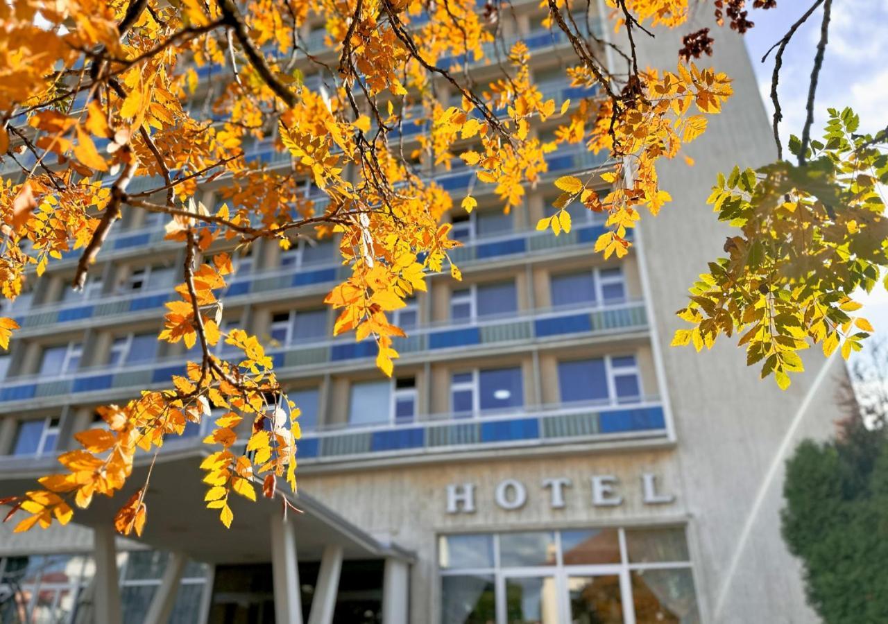 Hotel Magnolia Piest'any Exteriör bild