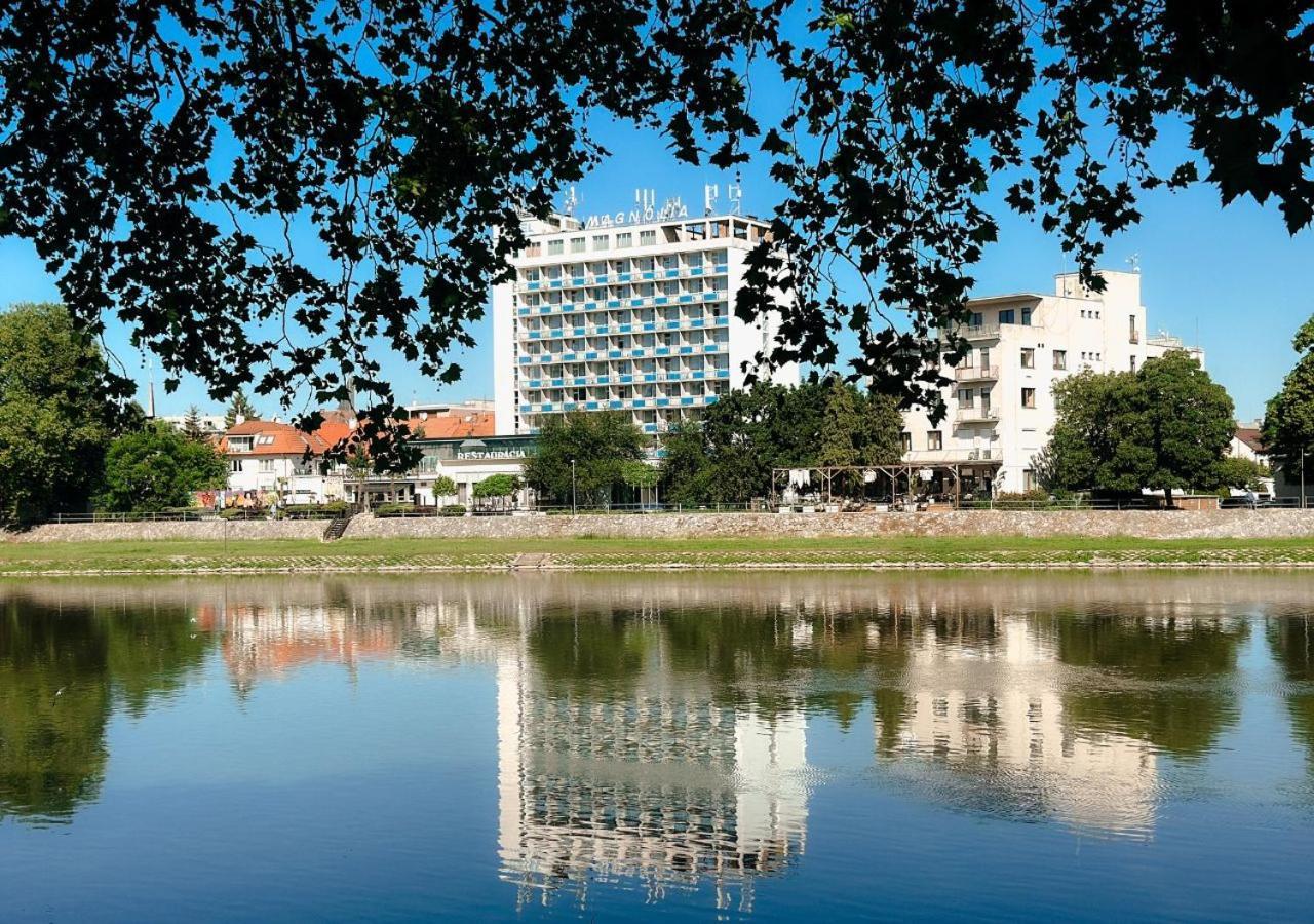 Hotel Magnolia Piest'any Exteriör bild